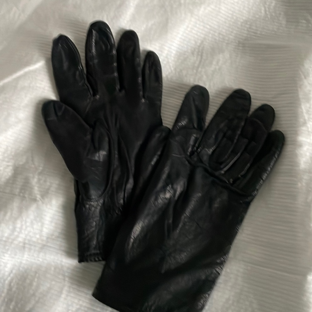 Size 6 black leather gloves with knit lining